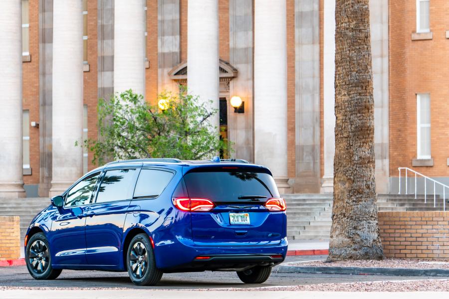  Chrysler Pacifica Hybrid S Appearance Package (RU) 2018 года  (фото 27 из 33)